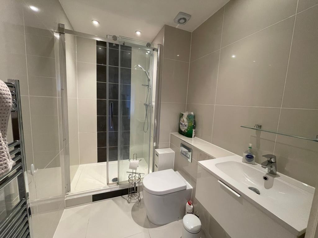 Lot: 102 - ONE-BEDROOM 4TH FLOOR CITY CENTRE APARTMENT - Tiled Shower room